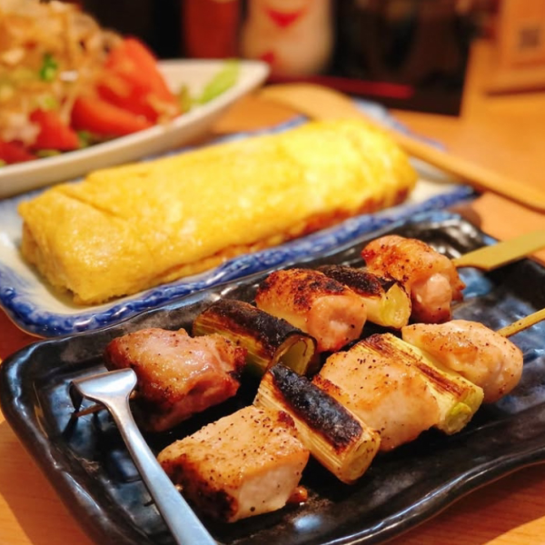 豊富の本格炭火焼鳥と自慢の逸品