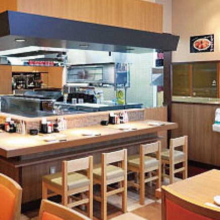 おひとりさまも大歓迎です☆カウンター席は広々14席ご用意しております！仕事終わりにさくっと290円で料理やお酒の数々をご堪能下さい！※写真はイメージです。