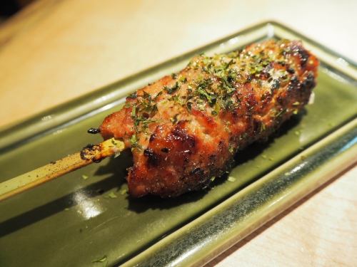 거친 돼지 쓰쿠네 꼬치 / 중락 갈비 꼬치 각 하나