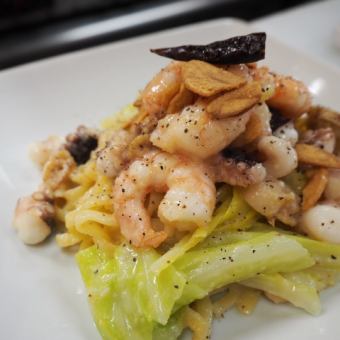 볶은 에이힐레 / 해물 페페론 파스타