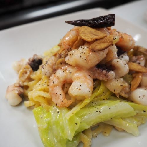 볶은 에이힐레 / 해물 페페론 파스타