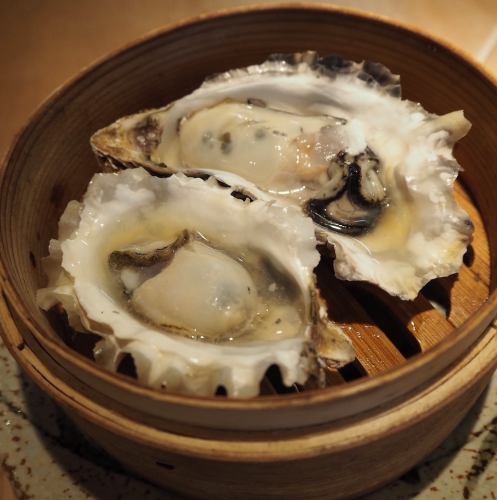 껍질이 붙은 굴의 찜