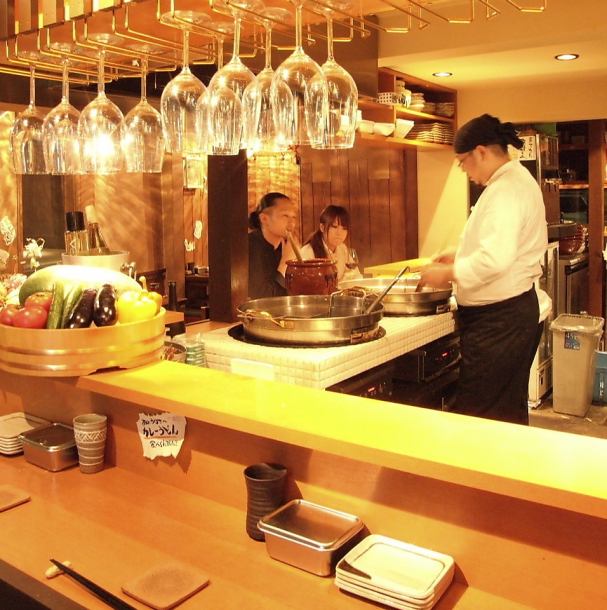 There are plenty of comfortable counter seats where you can easily drop in even if you are alone.The rich aroma of broth emanates from the oden pot in front of you, and the lively atmosphere of being able to choose your favorite toppings is also appealing.Why not treat yourself to some quality time in a relaxing atmosphere reminiscent of an old Japanese house, accompanied by our proud dashi stock, carefully prepared every morning, and crispy skewers cooked in 100% rice oil?