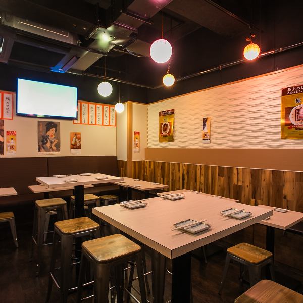 カラフルな提灯が飾られた店内は明るい雰囲気で、どなたでも気軽に食事をお楽しみいただけるような空間です！