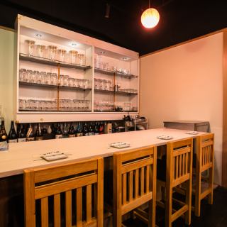 Counter seats are also available.Please feel free to come by yourself for your daily meals or for a quick drink after work!