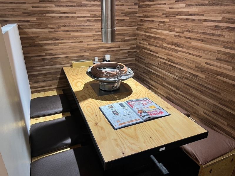 【シーンに合わせて選べるお席】ブラウンを基調とした店内には、テーブル席、お座敷席、カウンター席、個室席を完備しております。普段使いはもちろん、女子会や会社宴会などのご宴会シーンにもご利用いただけます。