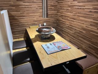 広々とした6名様掛けのテーブル席はご家族でのお食事はもちろん、各種会社宴会、懇親会や各種2次会などのご宴会使いにもご利用いただけます。各種ご宴会のご予約承り中！