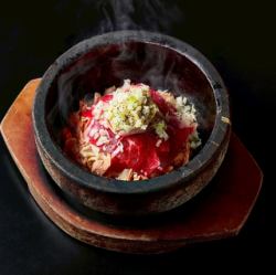 时令鲑鱼和近江牛肉石烤米饭