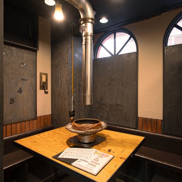 【5名様迄ご利用可能なテーブル個室】少人数での飲み会や、気の置けない仲間との食事にぴったりのテーブル席をご用意しております。周りを気にせず、ゆっくりと焼肉を楽しめる空間です。仕事終わりのサク飲みから、週末の賑やかな宴会まで幅広くご利用いただけます。