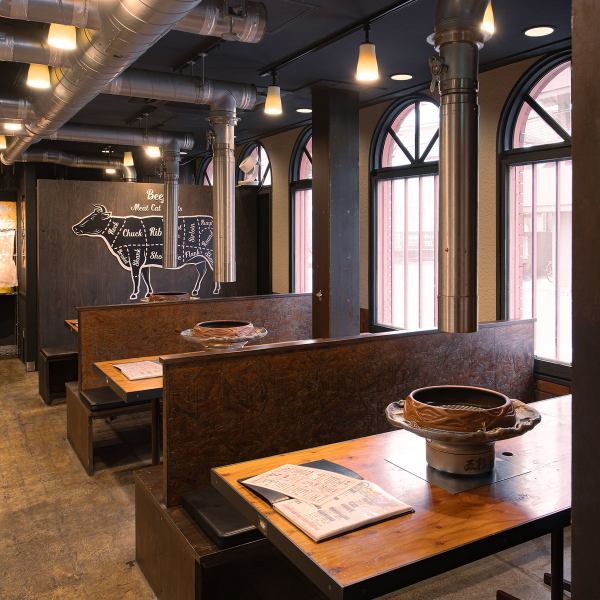 【広々としたテーブル席】落ち着いた照明と清潔感のある内装で、ゆったりとお食事を楽しめるテーブル席がメインです。広めの間隔で配置されたテーブルは、大人数でのご宴会にも対応可能。ご家族連れやカップル、ビジネスシーンでの会食など、様々なシーンでご利用いただけます。