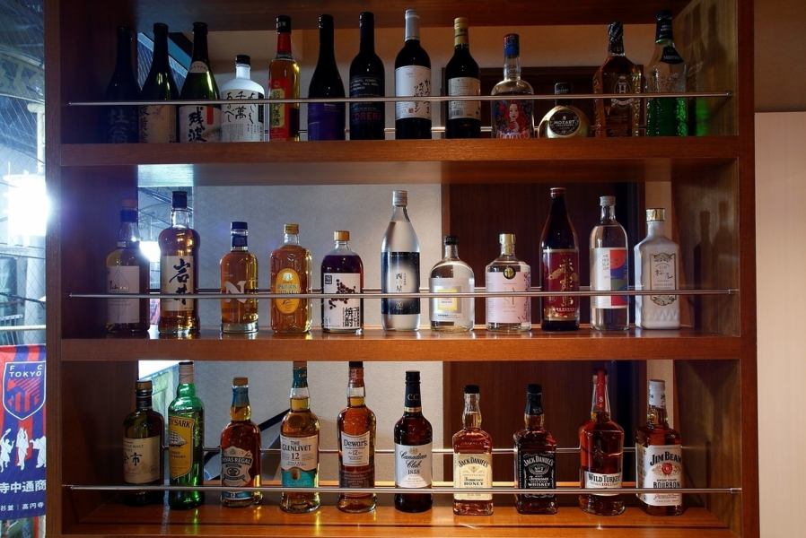 店内の棚には、オーナーが厳選したボトルがズラリ。圧巻のラインナップを眺めながら、次の一杯を選ぶ楽しさも当店ならではの魅力です。特にウイスキーや焼酎の種類には自信あり。飲み放題コースでも、この中から厳選された上質な一杯をご提供いたします。お酒の知識が豊富なスタッフとの会話もお楽しみいただけます。