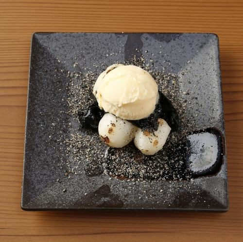 炭火焼串団子 黒ゴマ　バニラアイス添え