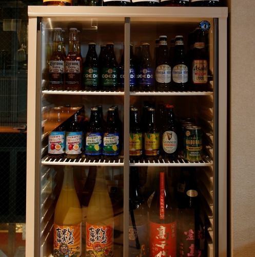 店内冷蔵ショーケースはセルフ飲み放題コーナー