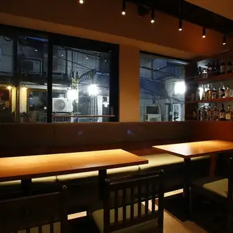 気の置けない友人との飲み会や女子会に。落ち着いた雰囲気のテーブル席で、自慢のコース料理を囲みながら会話に花を咲かせてください。※2名様でテーブル席ご選択の場合、店舗状況によりカウンター席へご案内させていただく可能性があります。ご了承ください。