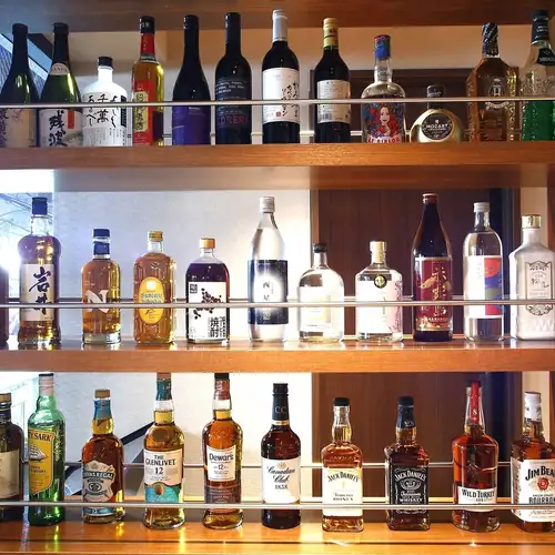 盡情暢飲 70 多種精心挑選的飲品，包括威士忌、燒酒和葡萄酒！