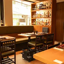 店内の棚にはオーナー厳選のボトルがズラリ！圧巻のラインナップを眺めながら次の一杯を選ぶ楽しさは当店ならでは。特にウイスキーや焼酎は自信あり。飲み放題でも上質な一杯をご提供します。お酒の知識が豊富な店舗メンバーが、皆様との会話を楽しみにお待ちしております。