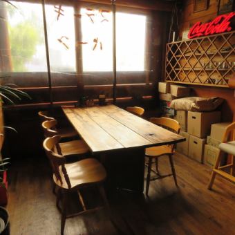 The seat for six seats is only 1 table on the window side. When the weather is nice, the sun is also included and it is bright. It is a popular seat, so please reserve early!