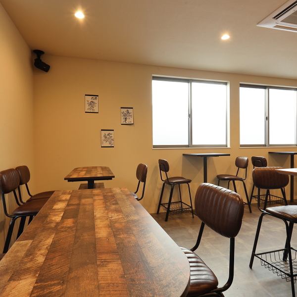 当店のテーブル席は、女子会やカップルでの利用に最適です◎テーブルを囲んで、美味しい料理と華やかな花茶をシェアしながら、会話も自然と弾みます♪柔らかな照明と落ち着いた内装で、日頃の疲れを癒やしながらリラックスしてお食事を楽しめる空間です★ヘルシーなメニューが多いので、健康を気にする方にもおすすめです！