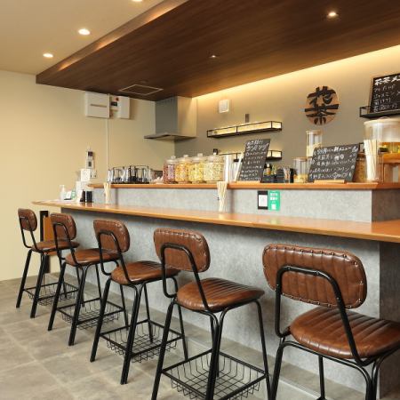 おひとり様や大切な方とのひとときにぴったりの、当店自慢のカウンター席。目の前には、お茶やお酒に丁寧に漬け込まれた色とりどりの花々が並ぶ瓶がずらり。まるで小さなアトリエのような、華やかで落ち着いた空間が広がります。花の香りがふわりと漂う中で、好みに合わせて店主がお作りする特別なお茶割りをぜひ。