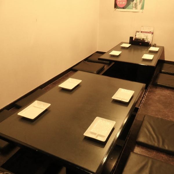 完全個室の座敷のご用意がございます。8名様～最大12名までの宴会収容人数でご利用いただけるお席もございます。会社の宴会やご友人同士の飲み会など、様々なシーンでご活用いただけるお部屋となっております。ご希望の方はお気軽にお問い合わせくださいませ。居酒屋/和食/宴会/完全個室