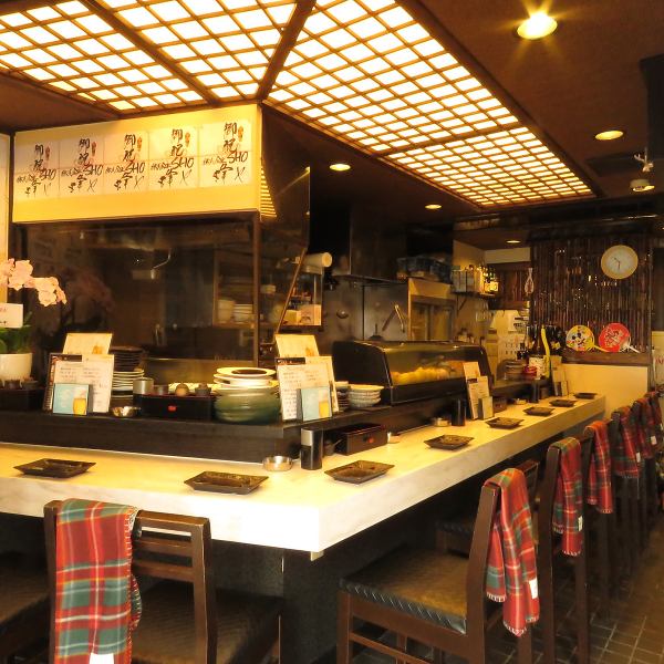 店内には、カウンターの席もご用意しております。お一人様でもふらっとお食事をお楽しみいただけます。お仕事終わりのちょい飲みや、ご友人とのお集まりにも最適です。お気軽にお越しくださいませ。ご来店お待ちしております。居酒屋/和食/宴会/完全個室