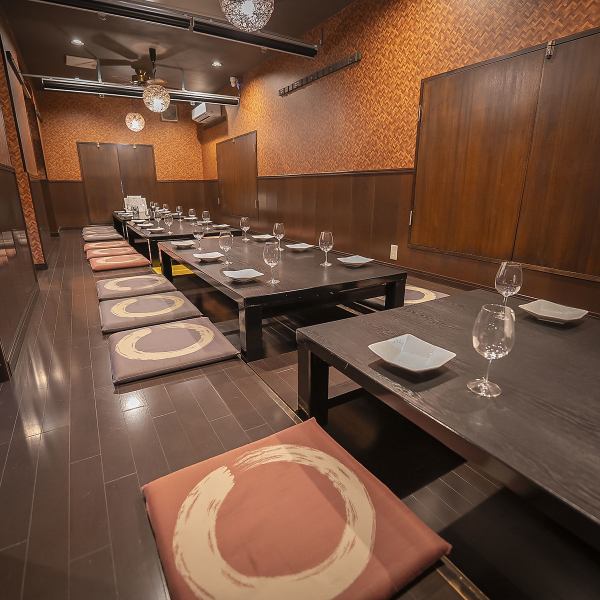 【最大60名様まで貸切対応可能】1階のテーブル席では４～16名様での小規模宴会としてもご利用いただけます。また、事前相談で40名様から貸切対応も承っており、各種宴会や会社宴会など大規模な宴会利用としてもお使いいただけます。仲間との特別な日やお祝いの場としてぜひお使いください！