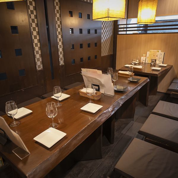 【贅沢な個室空間】当店の2階は、全席堀りごたつの個室で、落ち着いた雰囲気が魅力です。8名様までご利用いただける完全個室もあり、誕生日や記念日を祝うのにぴったりの場所です。周囲を気にせず、温かみのある空間で、心に残るひとときをお過ごしいただけます。