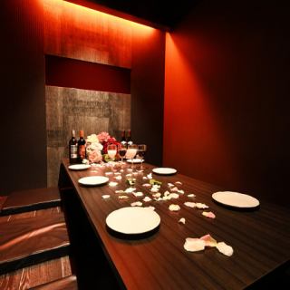 [Private room for 5-6 people / smoking allowed] Private room with a table for 5-6 people ☆ Perfect for small gatherings.Please make your reservation early.#Toyohashi #Toyohashi Station #Izakaya #Private room #Takeout #Chicken wings #All-you-can-drink #Smoking