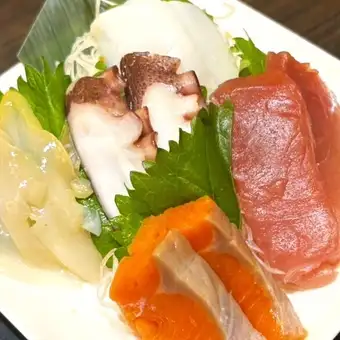Luxurious 5-item sashimi platter