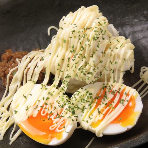 Soft-boiled egg and minced chicken potato salad