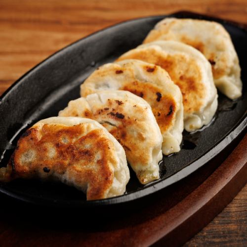 手工製作,風味獨特!熱鐵板燒煎餃