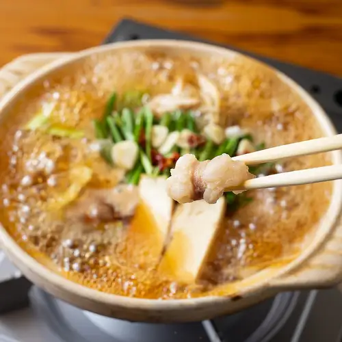 北九州酒館的冬季特色菜！品嚐我們獨創的牛雜火鍋，感受國產牛小腸和豬骨湯的濃鬱風味。