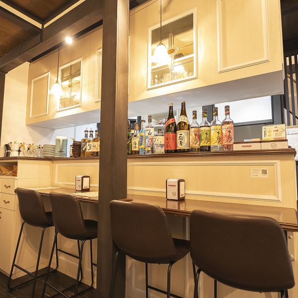 お一人様でも気軽にご利用いただけるカウンター席のご用意もしております◎カウンター席には、当店おすすめのお酒が並んでいるので、次は何を飲もうかとワクワクしながらお楽しみください！た、お酒を選ぶ際には、スタッフが丁寧におすすめをご提案いたしますので、初めての方でも安心してご来店いただけます。