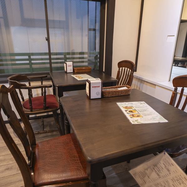 2階のテーブル席は、落ち着いたインテリアで統一されており、ゆったりとした時間をお過ごしいただける空間です。少人数のデートや友人との集まり、大人数の宴会やパーティーまで、幅広いシーンに対応可能です。プライベート感を大切にした配置で、周りを気にせずリラックスしてお食事を楽しめます。