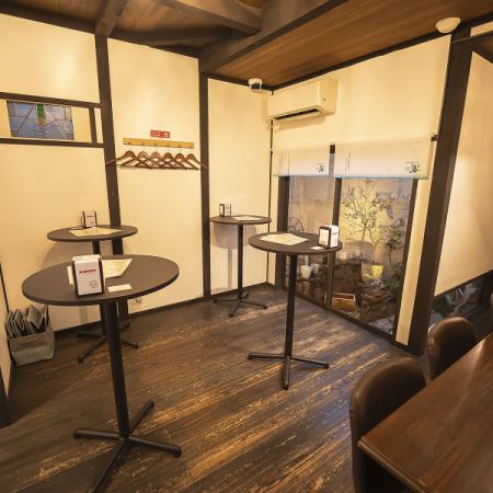 1階のスタンディングスタイルのテーブル席をご用意しております。