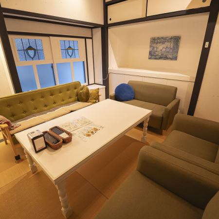 半個室スタイルソファー席になっていますのでゆっくりとくつろげる空間になっております。