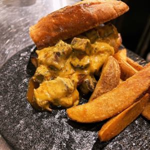 ブリスケットチーズステーキ