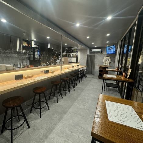 【2024年8月OPEN！落ち着いた店内で牡蠣宴会を堪能】テラス席はもちろん、店内はペット連れOK！（※マナーパンツ着用必須）夜風を感じながら、賑やかにビール、そして自慢の牡蠣料理をご堪能ください。学生や企業様の貸切宴会にもご対応！モニターを使ってのプレゼンやムービーの上映なども可能です♪貸切は要相談下さい。