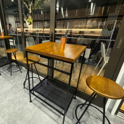 【スタンド席やカウンター席もございます★】1～2名様がご利用可能なお席。お友達同士や、カップルご夫婦のデートやお食事にもおススメ♪二人だけの空間が楽しめます◎木材の温もりを感じるアットホームな店内でカウンターは目の前がバーカウンターになっており、ライブ感を楽しみつつお食事をお楽しみ頂けます♪