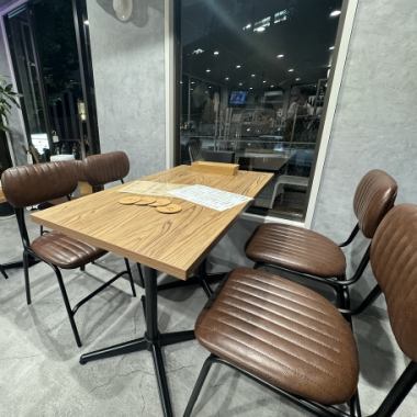 기업 연회 및 가족을위한 느긋한 테이블 좌석