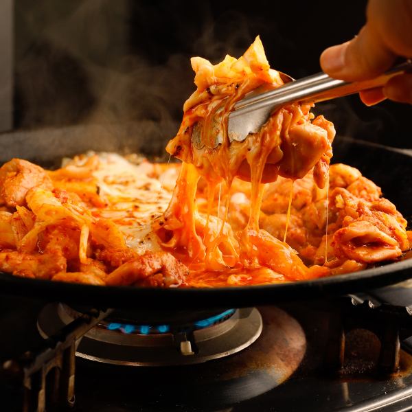 大人気チーズダッカルビ！1980円～！お得な140種食べ飲み放題プランはなんと3980円！特製の旨辛ソースとチーズの相性抜群です！(天王寺/あべの/居酒屋/韓国料理/飲み放題/食べ飲み放題/女子会/鍋/貸切/サムギョプサル/ビアガーデン）