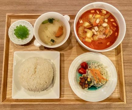 ランチ限定「マッサマンカレーライス」 [お得セット]