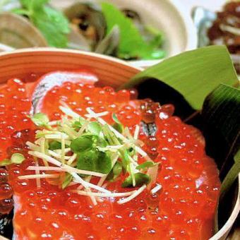 [For takeout only] Salmon and salmon roe steamed rice 1,100 yen (tax included)