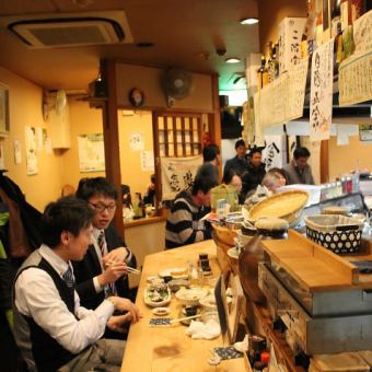 [Counter seats] A lively interior.An izakaya loved by locals.The counter seats where you can have a conversation with the staff are special seats only for adults! One person is welcomed! A cup of friends with thoughtful friends! Please feel free to drop by ♪ Repeater repeaters ☆