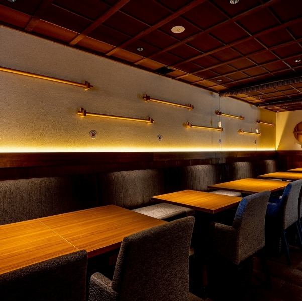 한 분은 물론, 자리를 연결하고 20분까지 이용 가능.롤 스크린으로 4명/8명/10명/14명/20명 등 유연성 높게 구분할 수 있습니다♪ 가족이나 친구와의 식사, 동료와의 술집이나 데이트 등, 다양한 장면에서 이용 가능합니다.