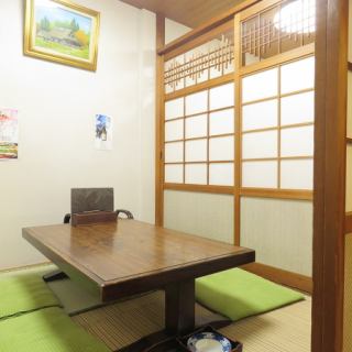 [2-4 people OK] It is a tatami room where you can relax like a semi-private room.It has a cozy atmosphere that is easy to use when you want to drink quickly on your way home from work or when you have a casual drinking party. ◎ The seats on the side are separated from the seats, so you can use it safely and securely.