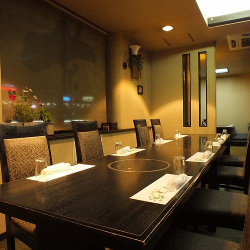 We have 2nd floor seats with luxurious chairs and tables.Since one table can seat up to 8 people, it can also be used as a place for entertainment and a meeting place for both families.There are also table seats for a slightly smaller number of 4 to 6 people.