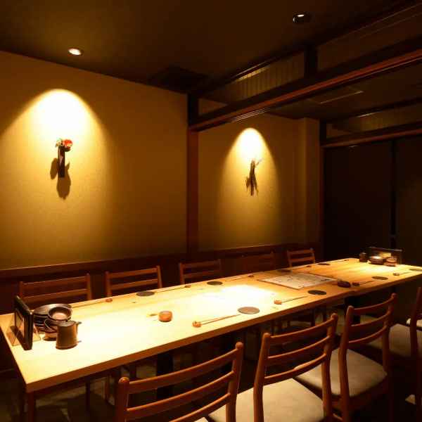 大人数での宴会もお楽しみいただける当店では、最大26名様まで利用可能な個室を完備。華やかな宴会を演出する個室で、贅沢な海鮮料理を心ゆくまでお楽しみいただけます。大切なお仲間と、美味しいお料理を囲んで心地よいひとときをお過ごしください。貸し切りのご相談も承っておりますので、是非お気軽にお声がけください。