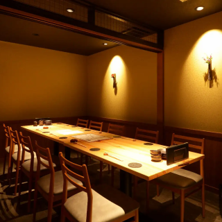温かい照明と洗練されたデザインの個室は広々としており、ゆっくりとお食事を味わっていただけます。こちらの個室は2～6名様のお部屋ですが、仕切りを取り払えば最大で26名様までご利用いただけます。会社宴会や顔合わせ、デートなどの大切なシーンの利用に人気のお部屋です。
