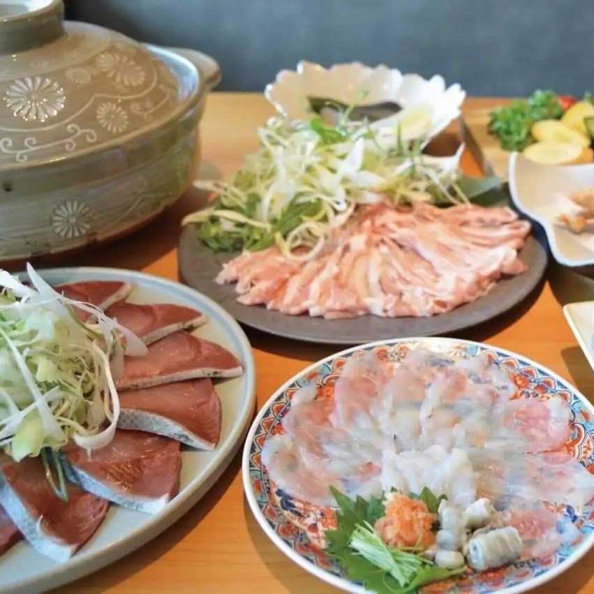 フグづくし、コース料理も御座います。